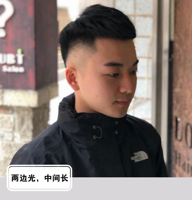 男生“两边剃光，中间留长”发型，春天就该这样剪，干净又帅气